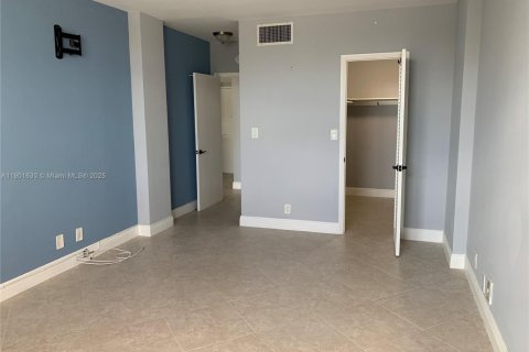 Condo in North Bay Village, Florida, 1 bedroom  № 2081749 - photo 13