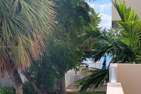 Condo in North Bay Village, Florida, 1 bedroom  № 2081749 - photo 18