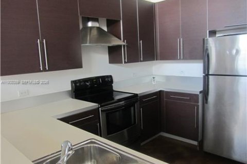 Condominio en alquiler en Miami, Florida, 1 dormitorio, 76.83 m2 № 1996010 - foto 3