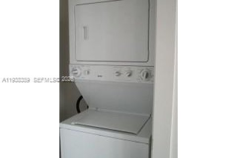 Condominio en alquiler en Miami, Florida, 1 dormitorio, 76.83 m2 № 1996010 - foto 8