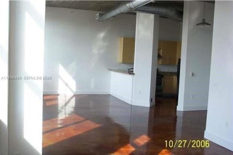 Condominio en alquiler en Miami, Florida, 1 dormitorio, 76.83 m2 № 1996010 - foto 2