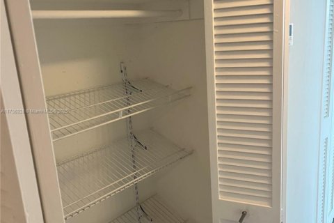 Condo in Miami Beach, Florida, 2 bedrooms  № 1697756 - photo 21