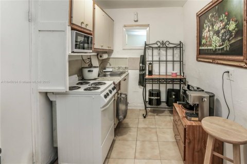 Propiedad comercial en venta en Hialeah, Florida, 111.48 m2 № 1840770 - foto 9