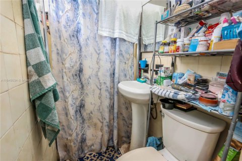 Propiedad comercial en venta en Hialeah, Florida, 111.48 m2 № 1840770 - foto 28