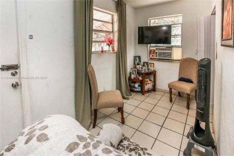 Propiedad comercial en venta en Hialeah, Florida, 111.48 m2 № 1840770 - foto 22