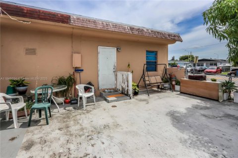 Propiedad comercial en venta en Hialeah, Florida, 111.48 m2 № 1840770 - foto 7