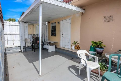 Propiedad comercial en venta en Hialeah, Florida, 111.48 m2 № 1840770 - foto 2