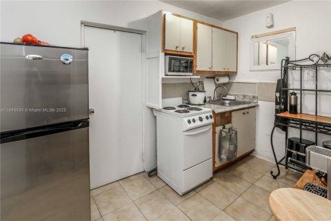Propiedad comercial en venta en Hialeah, Florida, 111.48 m2 № 1840770 - foto 10