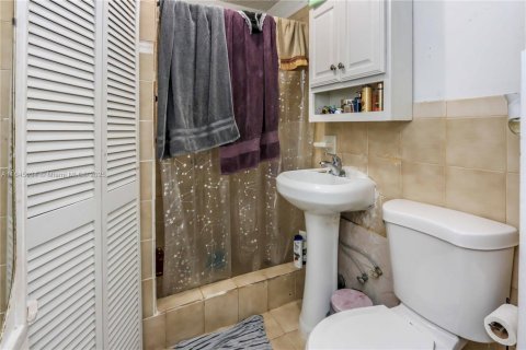 Propiedad comercial en venta en Hialeah, Florida, 111.48 m2 № 1840770 - foto 12