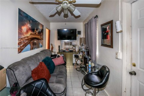 Propiedad comercial en venta en Hialeah, Florida, 111.48 m2 № 1840770 - foto 14