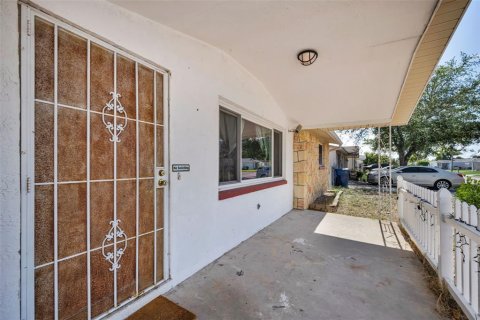 House in Holiday, Florida 2 bedrooms, 110.46 sq.m. № 2157694 - photo 4
