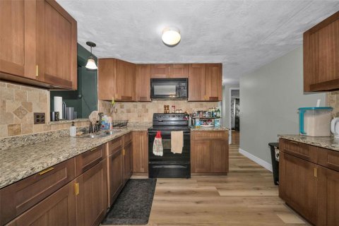 House in Holiday, Florida 2 bedrooms, 110.46 sq.m. № 2157694 - photo 11