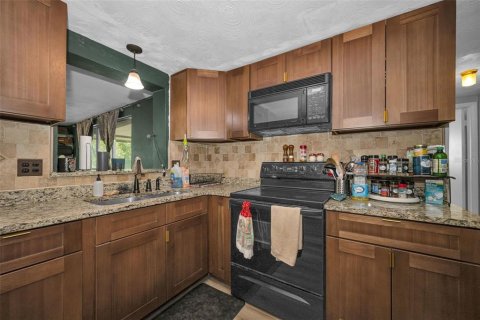 House in Holiday, Florida 2 bedrooms, 110.46 sq.m. № 2157694 - photo 13