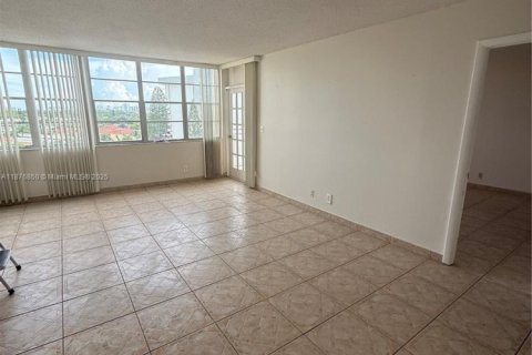 Copropriété à louer à North Miami Beach, Floride: 1 chambre, 73.39 m2 № 1923747 - photo 3