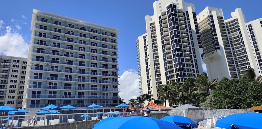 Estudio en el Condominio en Sunny Isles Beach, Florida  № 2012140