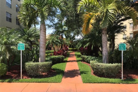 Condominio en alquiler en Miami, Florida, 1 dormitorio, 78.04 m2 № 1896175 - foto 7