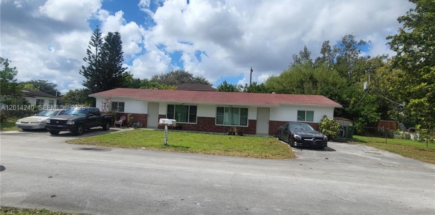 House in Miramar, Florida 1 bedroom № 2076249