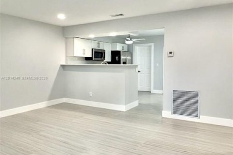 House in Miramar, Florida 1 bedroom № 2076249 - photo 10