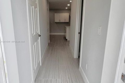House in Miramar, Florida 1 bedroom № 2076249 - photo 2