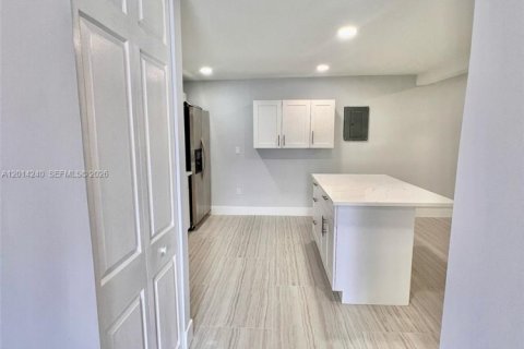 House in Miramar, Florida 1 bedroom № 2076249 - photo 3