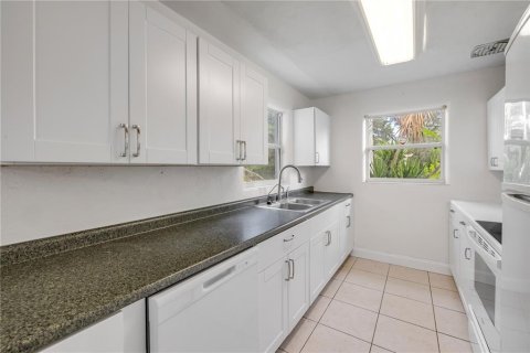 Commercial property in New Smyrna Beach, Florida № 2379246 - photo 17