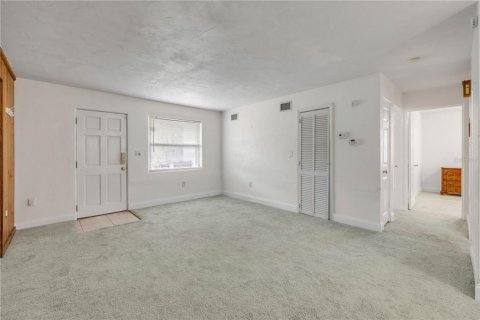 Commercial property in New Smyrna Beach, Florida № 2379246 - photo 9