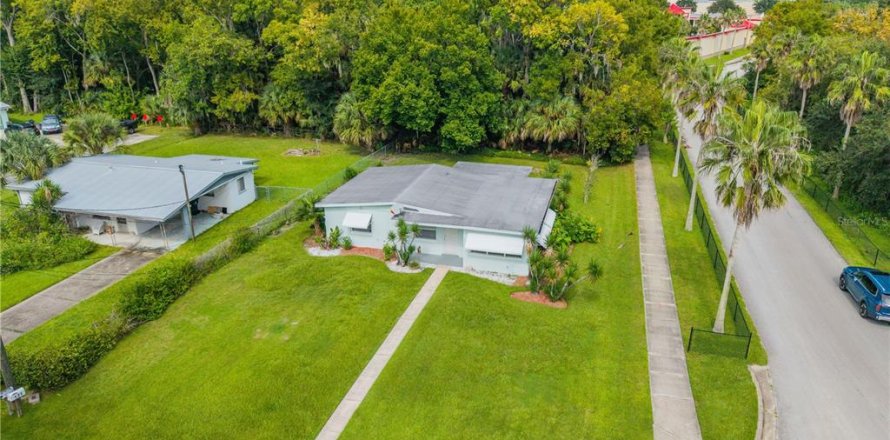 Commercial property in New Smyrna Beach, Florida № 2379246