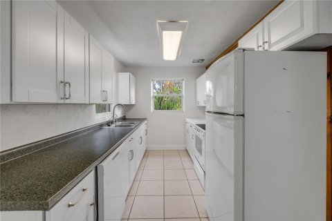 Commercial property in New Smyrna Beach, Florida № 2379246 - photo 16