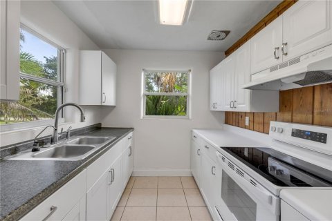 Commercial property in New Smyrna Beach, Florida № 2379246 - photo 18