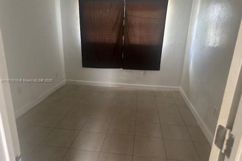 Villa ou maison à louer à Miramar, Floride: 2 chambres, 287.53 m2 № 1966559 - photo 4