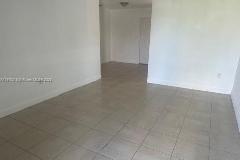 Villa ou maison à louer à Miramar, Floride: 2 chambres, 287.53 m2 № 1966559 - photo 2