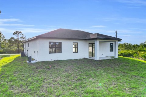 Villa ou maison à vendre à Lehigh Acres, Floride: 3 chambres, 151.43 m2 № 1935853 - photo 4