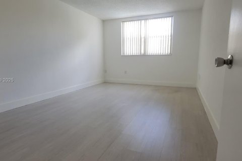 Copropriété à louer à Doral, Floride: 1 chambre, 75.25 m2 № 1921136 - photo 4