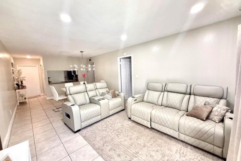 Condo in Deerfield Beach, Florida, 2 bedrooms  № 2245005 - photo 9