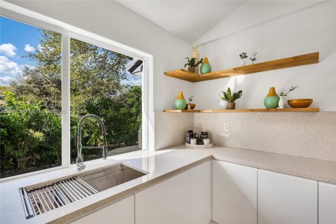 House in Miami Shores, Florida 3 bedrooms, 186.18 sq.m. № 2040440 - photo 7