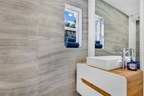 House in Miami Shores, Florida 3 bedrooms, 186.18 sq.m. № 2040440 - photo 15