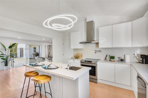 House in Miami Shores, Florida 3 bedrooms, 186.18 sq.m. № 2040440 - photo 8