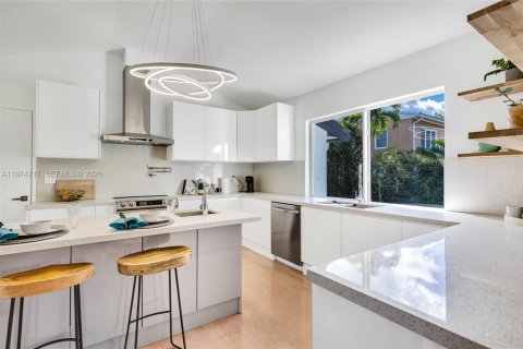 House in Miami Shores, Florida 3 bedrooms, 186.18 sq.m. № 2040440 - photo 6