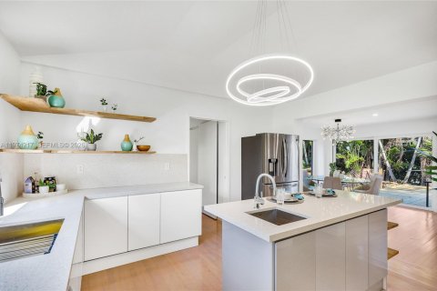 House in Miami Shores, Florida 3 bedrooms, 186.18 sq.m. № 2040440 - photo 9