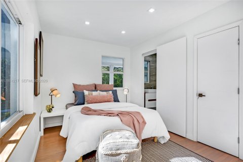 House in Miami Shores, Florida 3 bedrooms, 186.18 sq.m. № 2040440 - photo 17