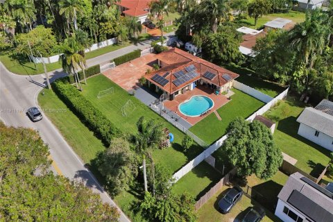 House in Miami, Florida 4 bedrooms, 219.9 sq.m. № 2013710 - photo 5