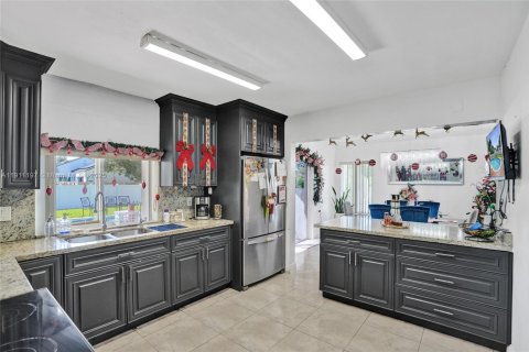 House in Miami, Florida 4 bedrooms, 219.9 sq.m. № 2013710 - photo 14