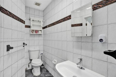 House in Miami, Florida 4 bedrooms, 219.9 sq.m. № 2013710 - photo 27