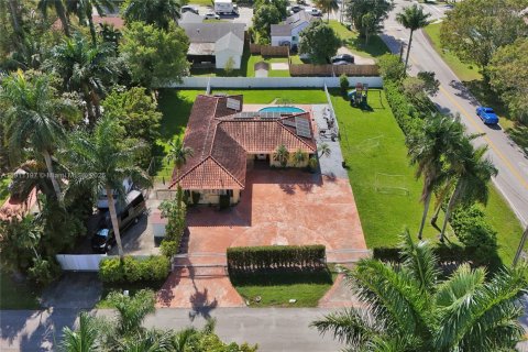 House in Miami, Florida 4 bedrooms, 219.9 sq.m. № 2013710 - photo 3