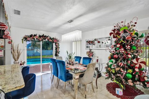 House in Miami, Florida 4 bedrooms, 219.9 sq.m. № 2013710 - photo 10