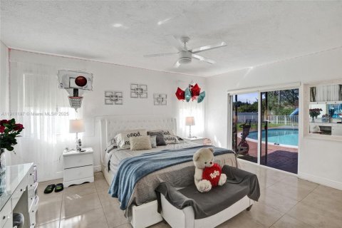 House in Miami, Florida 4 bedrooms, 219.9 sq.m. № 2013710 - photo 20