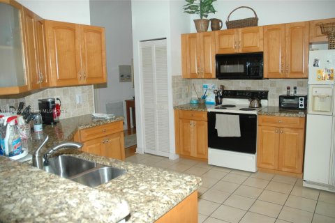 House in Coral Springs, Florida 3 bedrooms, 160.91 sq.m. № 1878955 - photo 17