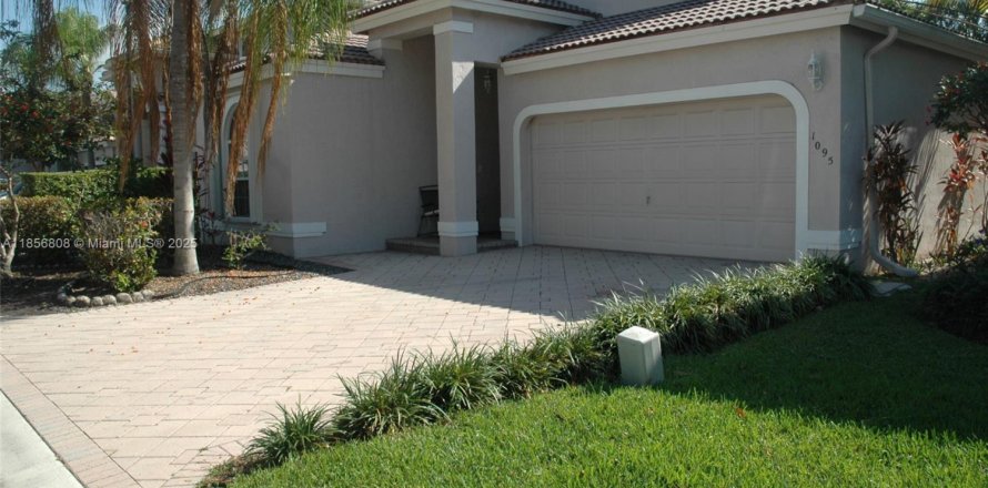 House in Coral Springs, Florida 3 bedrooms, 160.91 sq.m. № 1878955