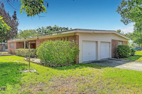 House in Tampa, Florida 3 bedrooms, 226.68 sq.m. № 2150339 - photo 4