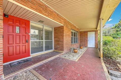 House in Tampa, Florida 3 bedrooms, 226.68 sq.m. № 2150339 - photo 7